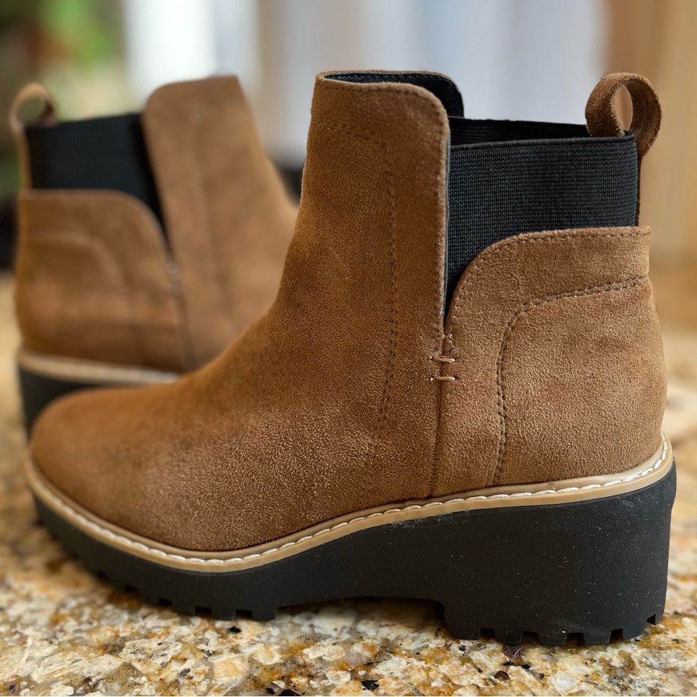 DOLCE VITA size 6 lug sole booties